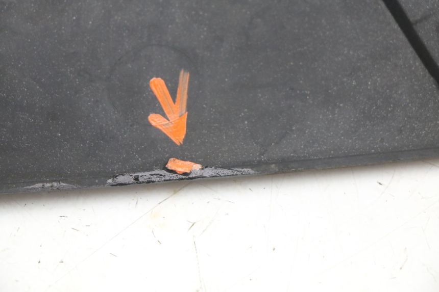 photo de CACHE SOUS SELLE GAUCHE BMW C1 125 (2000 - 2003) - Points de fixation