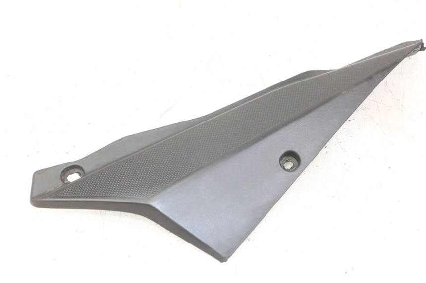 photo de CACHE SOUS SELLE GAUCHE DERBI SENDA SM DRD X-TREME 50 (2011 - 2017) - Vue principale