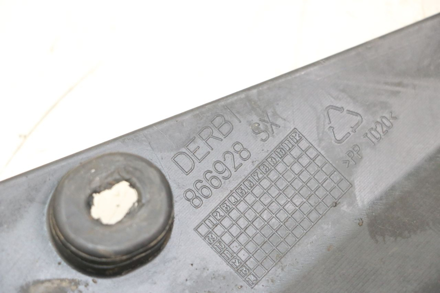 photo de CACHE SOUS SELLE GAUCHE DERBI SENDA SM DRD X-TREME 50 (2011 - 2017) - Autre angle de vue