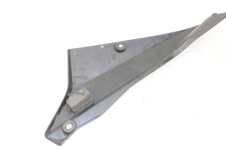 photo de CACHE SOUS SELLE GAUCHE DERBI SENDA SM DRD X-TREME 50 (2011 - 2017) - Gros plan technique