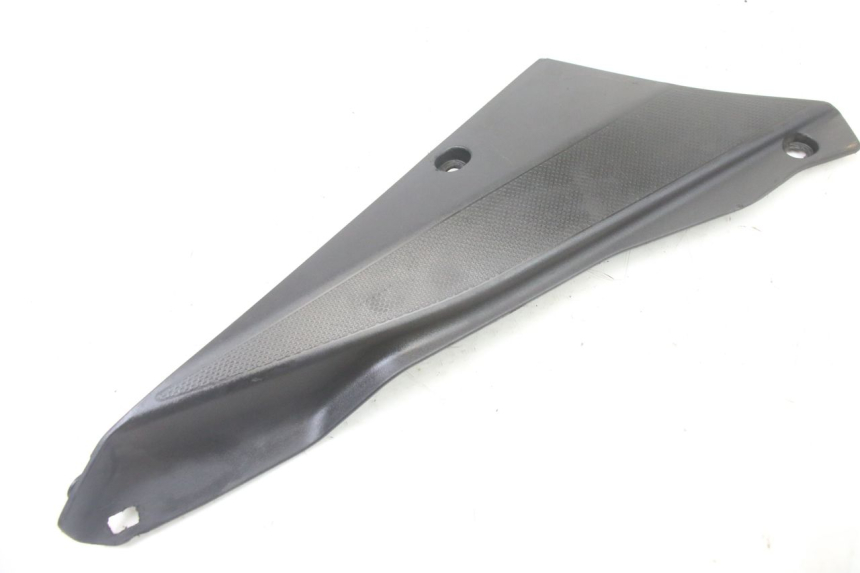 photo de CACHE SOUS SELLE GAUCHE DERBI SENDA SM DRD X-TREME 50 (2011 - 2017) - Détail de la pièce