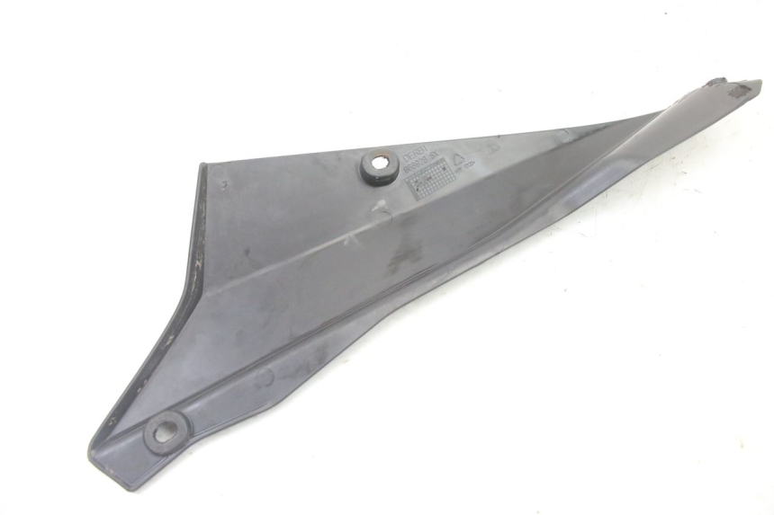 photo de CACHE SOUS SELLE GAUCHE DERBI SENDA SM DRD X-TREME 50 (2011 - 2017) - Autre angle de vue