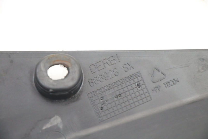 photo de CACHE SOUS SELLE GAUCHE DERBI SENDA SM DRD X-TREME 50 (2011 - 2017) - Gros plan technique