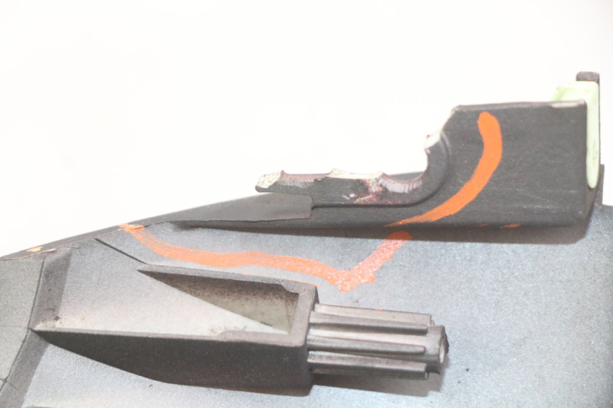 photo de CACHE SOUS SELLE GAUCHE PEUGEOT DJANGO 4T 50 (2014 - 2019) - Autre angle de vue