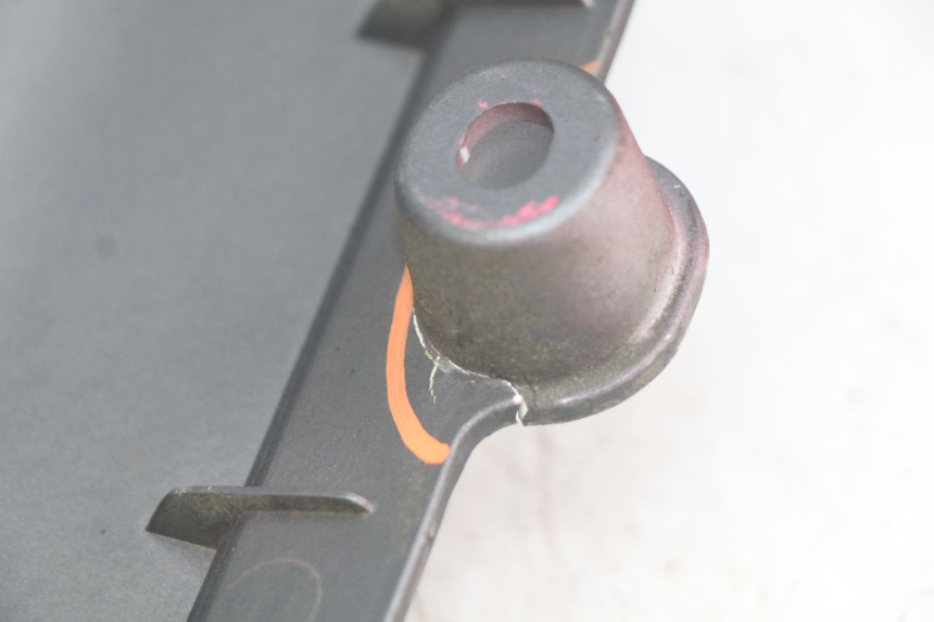 photo de CACHE SOUS SELLE GAUCHE PEUGEOT DJANGO 4T 50 (2014 - 2019) - Gros plan technique