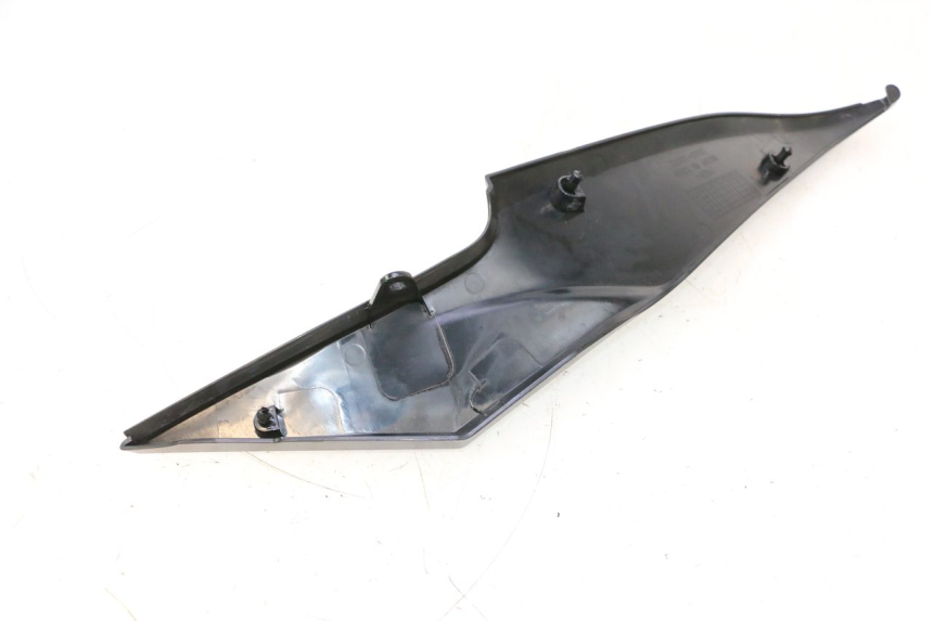 photo de CACHE SOUS SELLE GAUCHE KAWASAKI ER-6 ER6 N 650 (2005 - 2009) - Gros plan technique
