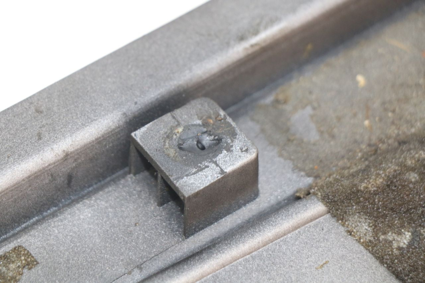 photo de CACHE SOUS SELLE GAUCHE YAMAHA FJ 3CX 1200 (1986 - 1996) - Points de fixation