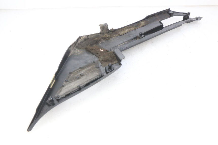 photo de CACHE SOUS SELLE GAUCHE YAMAHA FJ 3CX 1200 (1986 - 1996) - Gros plan technique