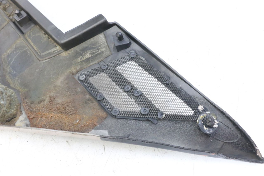 photo de CACHE SOUS SELLE GAUCHE YAMAHA FJ 3CX 1200 (1986 - 1996) - Détail de la pièce