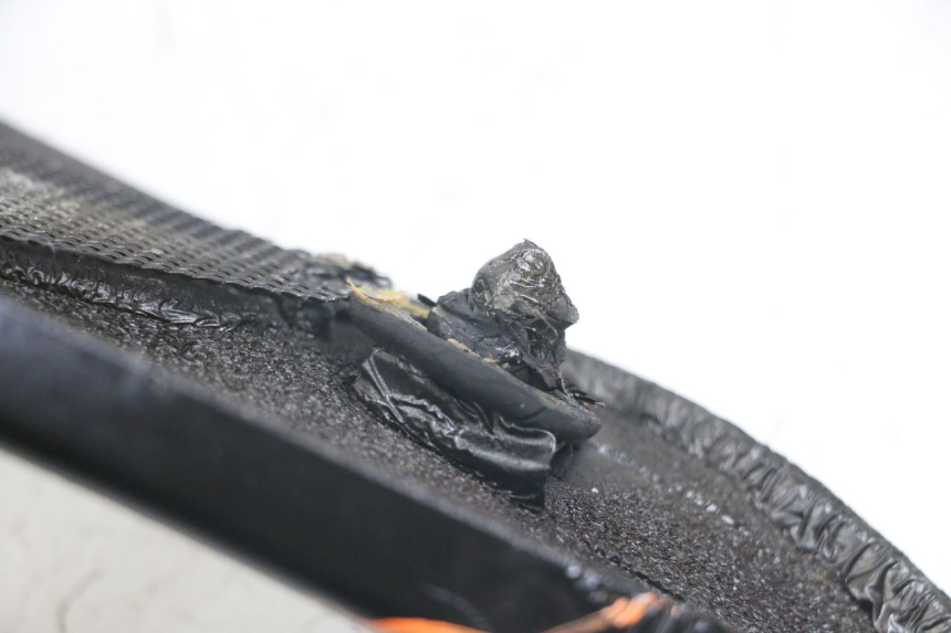 photo de CACHE SOUS SELLE GAUCHE YAMAHA FJ 3CX 1200 (1986 - 1996) - Zoom état d’usage