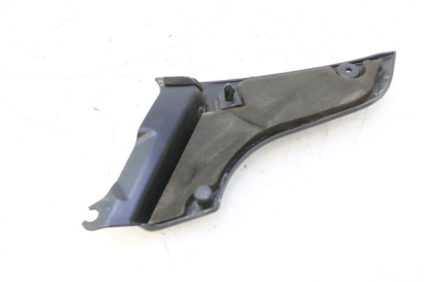 photo de CACHE SOUS SELLE GAUCHE YAMAHA FJR 1300 (2001 - 2005) - Détail de la pièce
