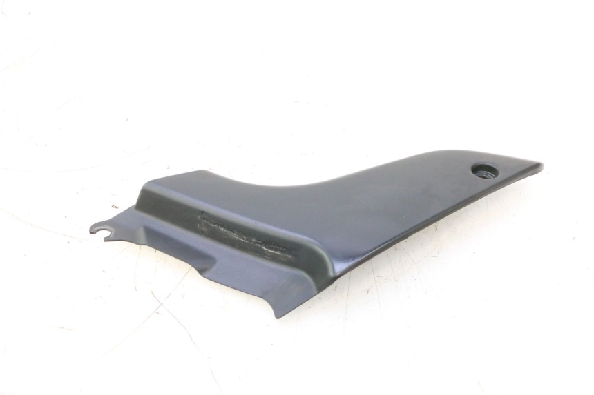 photo de CACHE SOUS SELLE GAUCHE YAMAHA FJR 1300 (2001 - 2005) - Gros plan technique