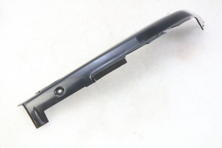 photo de CACHE SOUS SELLE GAUCHE PEUGEOT FOX 50 (1995 - 2003) - Autre angle de vue