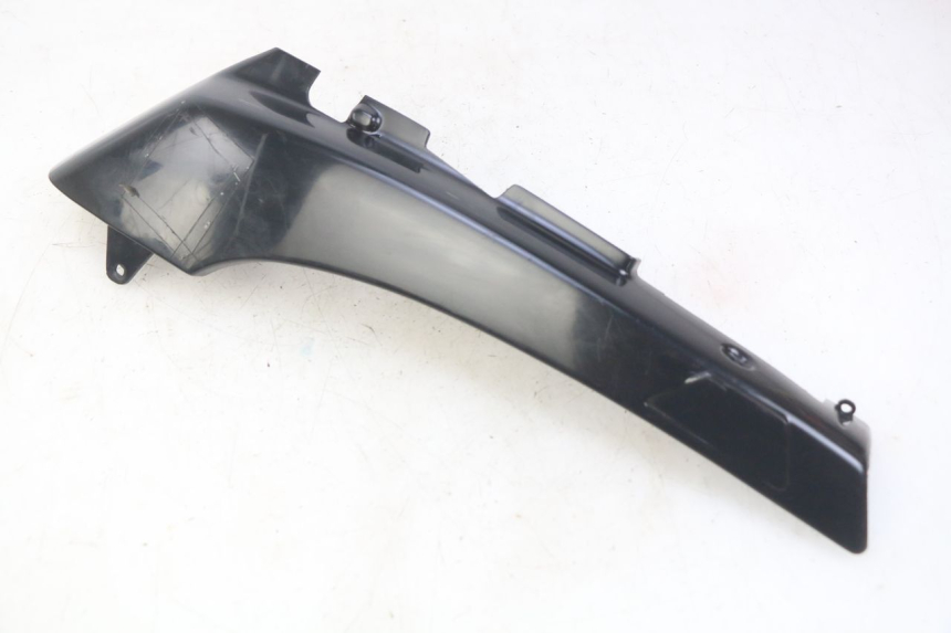 photo de CACHE SOUS SELLE GAUCHE PEUGEOT FOX 50 (1995 - 2003) - Gros plan technique