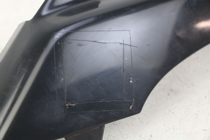 photo de CACHE SOUS SELLE GAUCHE PEUGEOT FOX 50 (1995 - 2003) - Vue d’ensemble