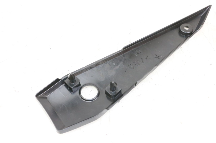 photo de CACHE SOUS SELLE GAUCHE YAMAHA FZ1 FAZER 1000 (2007 - 2009) - Zoom état d’usage