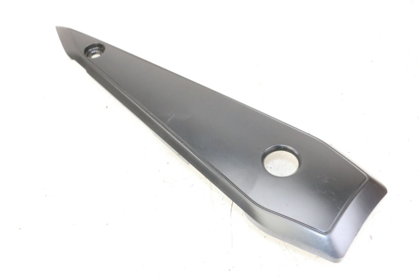 photo de CACHE SOUS SELLE GAUCHE YAMAHA FZ1 FAZER 1000 (2007 - 2009) - Autre angle de vue