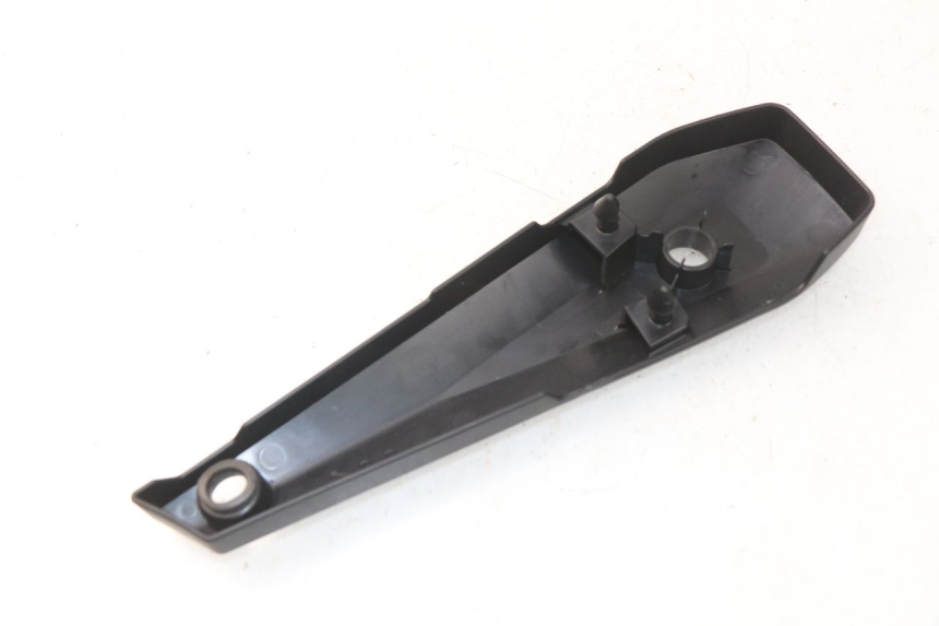 photo de CACHE SOUS SELLE GAUCHE YAMAHA FZ8 800 (2010 - 2016) - Détail de la pièce