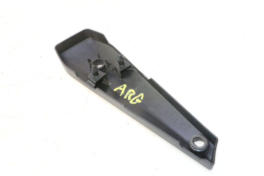 photo de CACHE SOUS SELLE GAUCHE YAMAHA FZ8 800 (2010 - 2016) - Gros plan technique