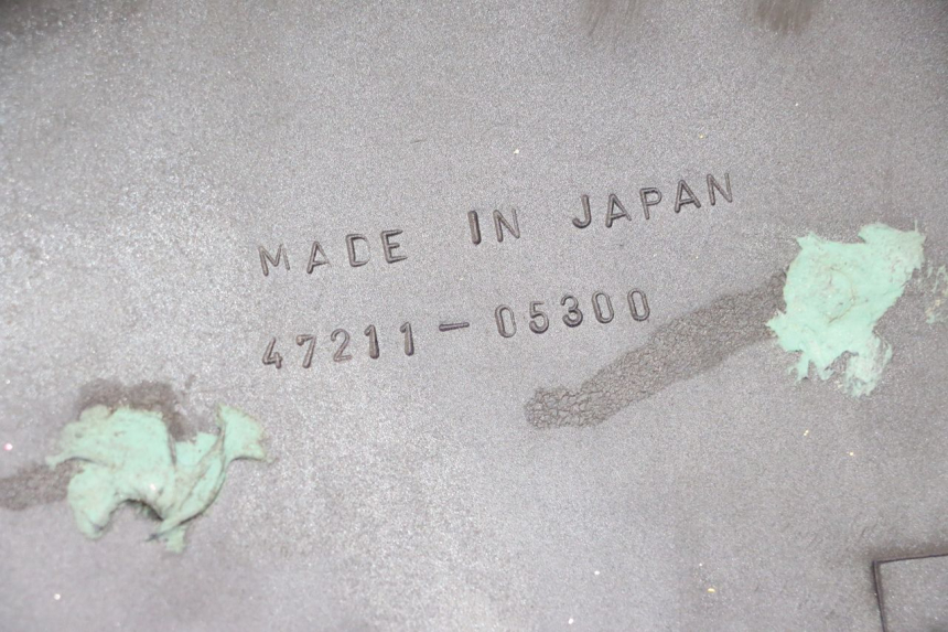 photo de CACHE SOUS SELLE GAUCHE SUZUKI GN 125 (1997 - 2000) - Détail de la pièce