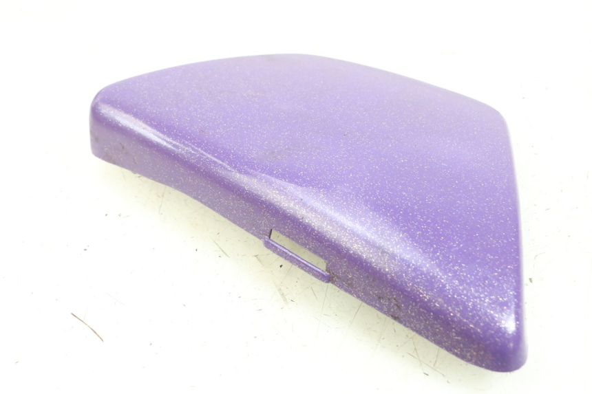 photo de CACHE SOUS SELLE GAUCHE SUZUKI GN 125 (1997 - 2000) - Gros plan technique