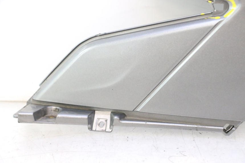 photo de CACHE SOUS SELLE GAUCHE GILERA GP 800 (2007 - 2013) - Détail de la pièce