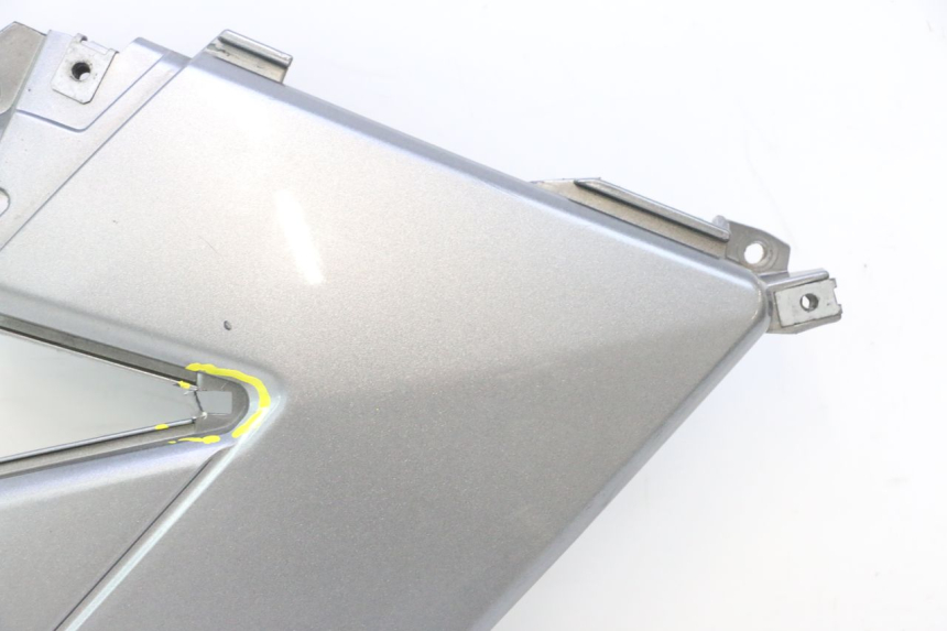 photo de CACHE SOUS SELLE GAUCHE GILERA GP 800 (2007 - 2013) - Autre angle de vue