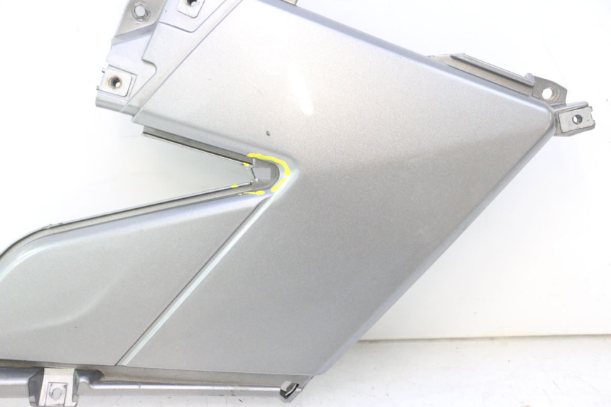 photo de CACHE SOUS SELLE GAUCHE GILERA GP 800 (2007 - 2013) - Gros plan technique
