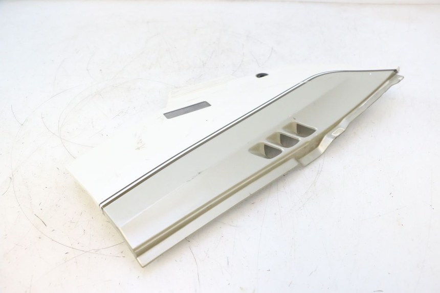 photo de CACHE SOUS SELLE GAUCHE KAWASAKI GPX F ZX750F 750 (1986 - 1990) - Autre angle de vue