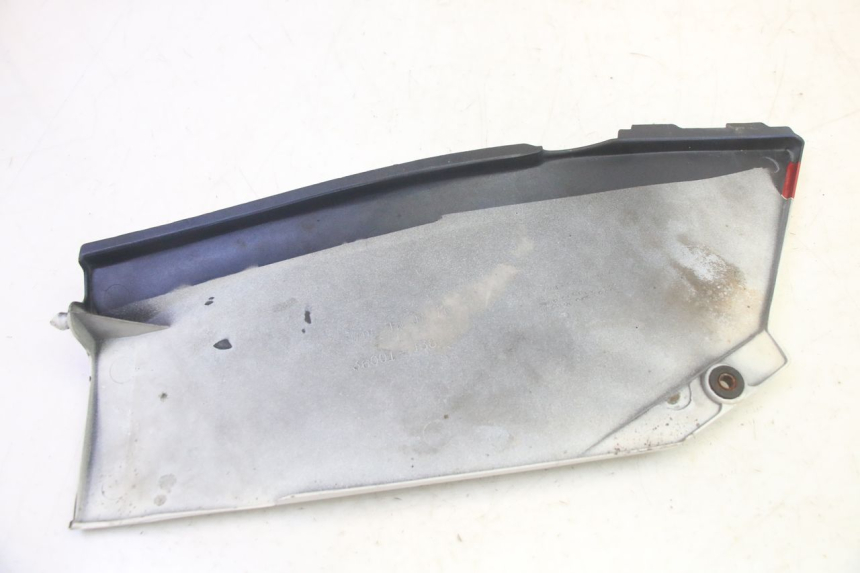 photo de CACHE SOUS SELLE GAUCHE KAWASAKI GPX R WARBIRD 600 (1988 - 1993) - Gros plan technique