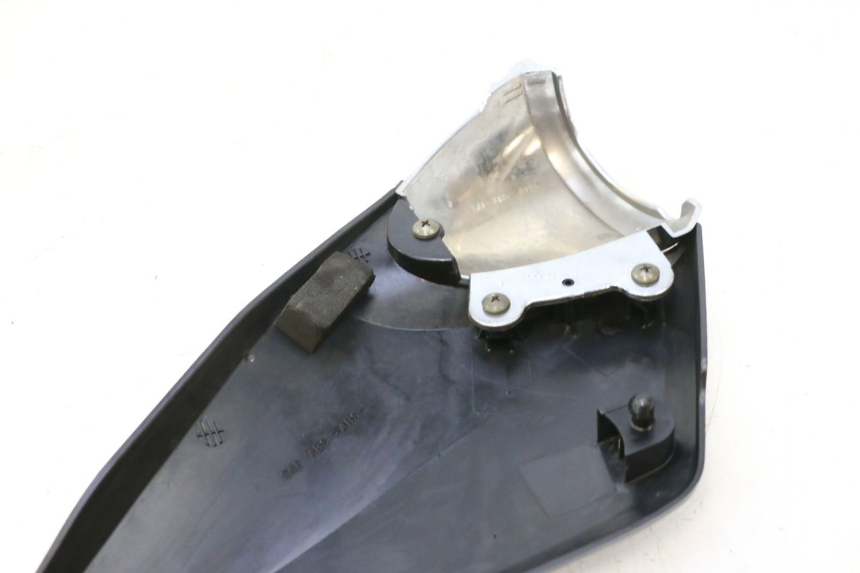 photo de CACHE SOUS SELLE GAUCHE SUZUKI GSF N BANDIT 1200 (2001 - 2005) - Détail de la pièce