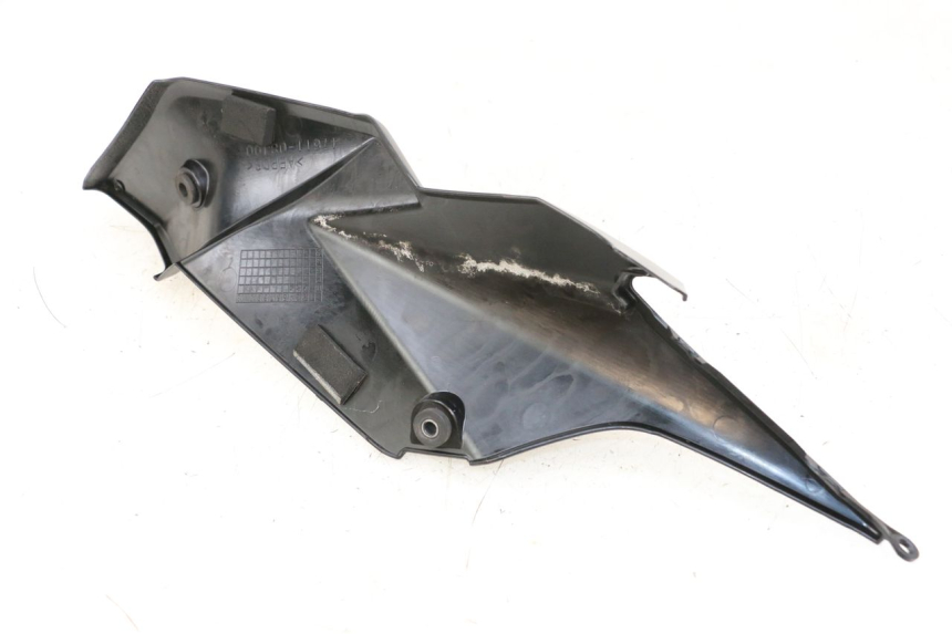 photo de CACHE SOUS SELLE GAUCHE SUZUKI GSR 750 (2011 - 2017) - Détail de la pièce