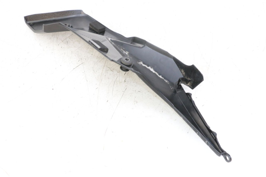 photo de CACHE SOUS SELLE GAUCHE SUZUKI GSR 750 (2011 - 2017) - Gros plan technique