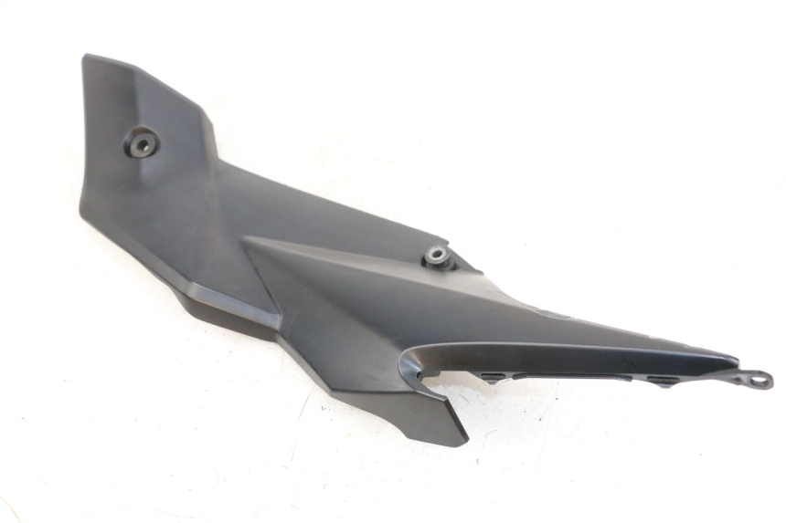 photo de CACHE SOUS SELLE GAUCHE SUZUKI GSR 750 (2011 - 2017) - Vue d’ensemble