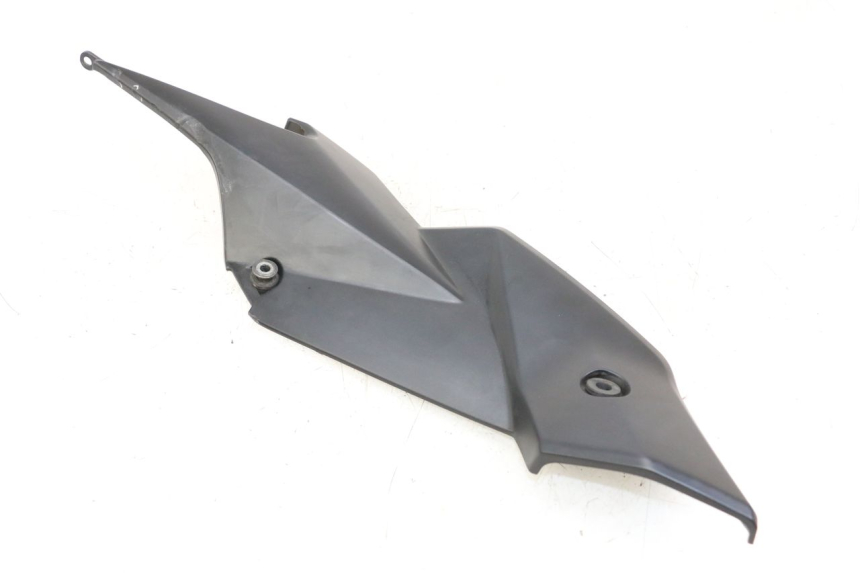 photo de CACHE SOUS SELLE GAUCHE SUZUKI GSR 750 (2011 - 2017) - Points de fixation