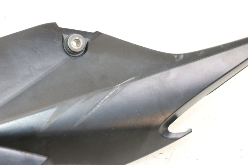 photo de CACHE SOUS SELLE GAUCHE SUZUKI GSR 750 (2011 - 2017) - Détail de la pièce
