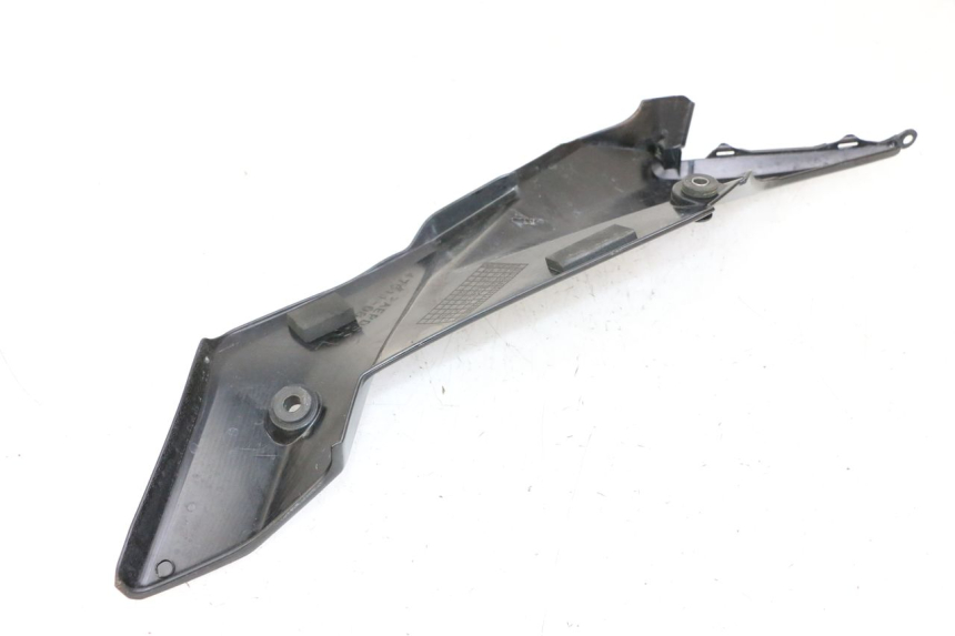 photo de CACHE SOUS SELLE GAUCHE SUZUKI GSR 750 (2011 - 2017) - Zoom état d’usage