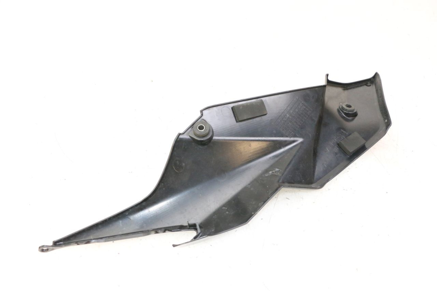 photo de CACHE SOUS SELLE GAUCHE SUZUKI GSR 750 (2011 - 2017) - Gros plan technique