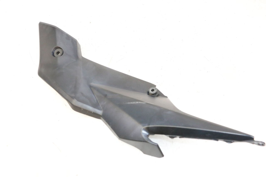 photo de CACHE SOUS SELLE GAUCHE SUZUKI GSR 750 (2011 - 2017) - Points de fixation