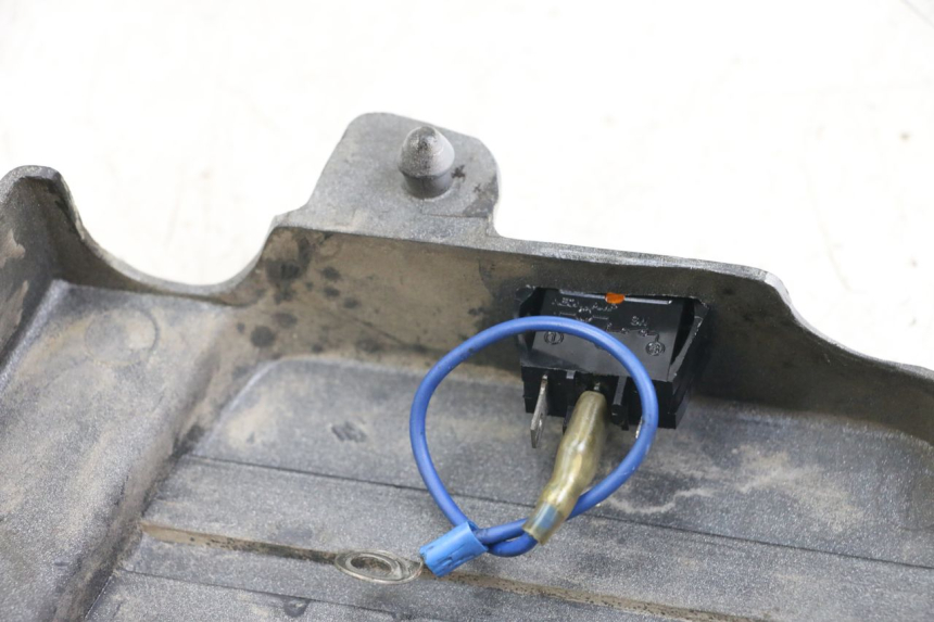 photo de CACHE SOUS SELLE GAUCHE SUZUKI GSX E 250 (1982 - 1983) - Zoom état d’usage