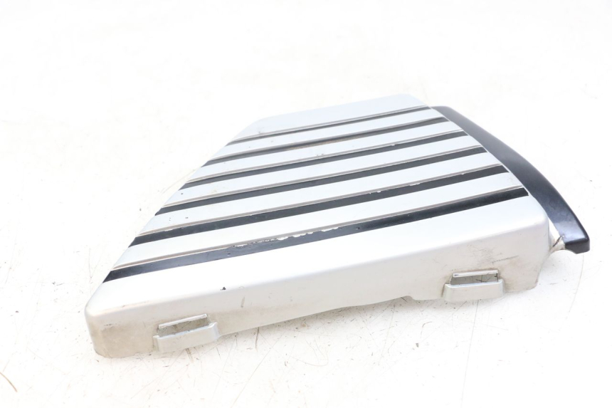 photo de CACHE SOUS SELLE GAUCHE SUZUKI GSX E 250 (1982 - 1983) - Gros plan technique