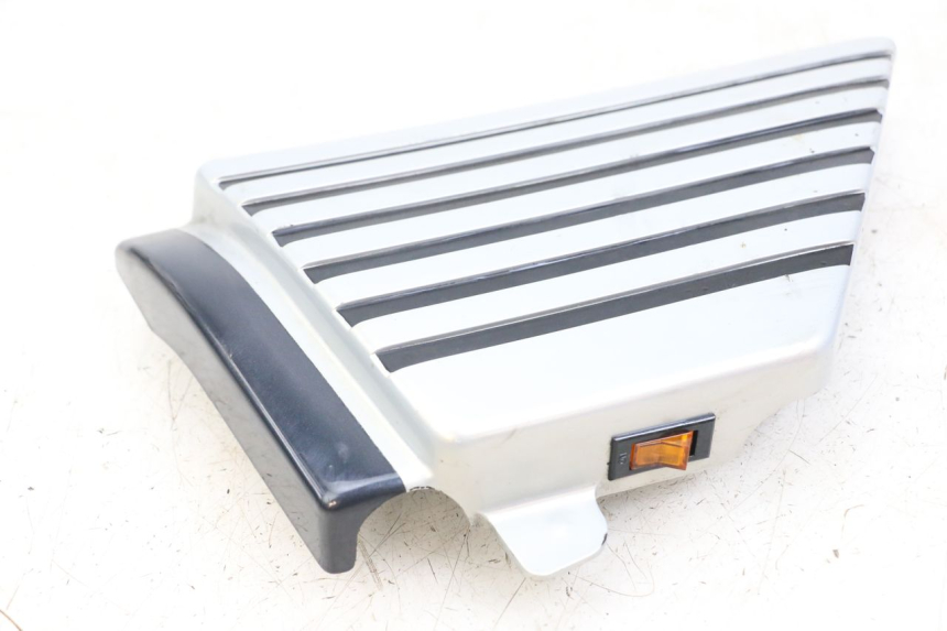 photo de CACHE SOUS SELLE GAUCHE SUZUKI GSX E 250 (1982 - 1983) - Points de fixation