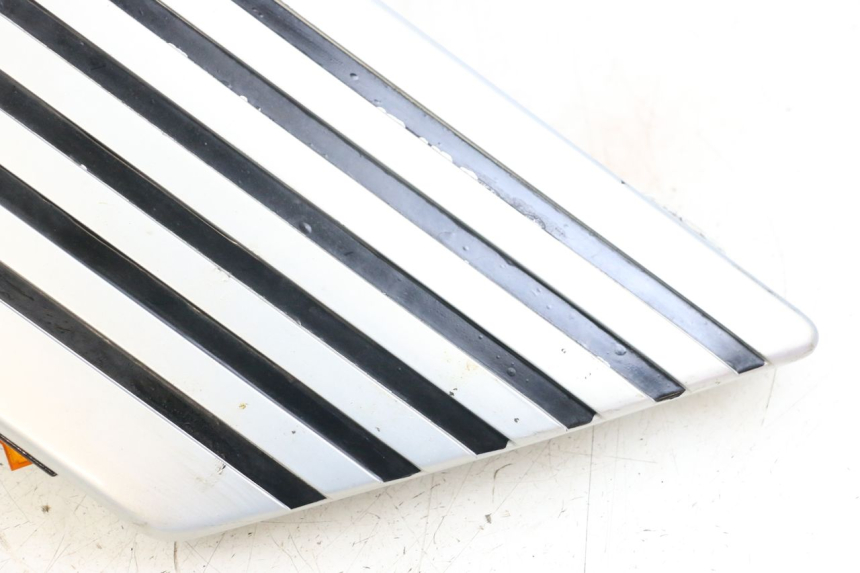 photo de CACHE SOUS SELLE GAUCHE SUZUKI GSX E 250 (1982 - 1983) - État de surface