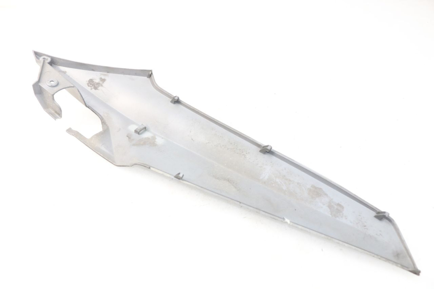 photo de CACHE SOUS SELLE GAUCHE SYM GTS EFI ABS 125 (2012 - 2016) - Détail de la pièce