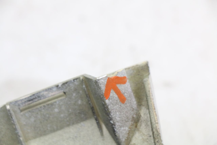 photo de CACHE SOUS SELLE GAUCHE HONDA NES AROBASE 125 (2000 - 2003) - Gros plan technique