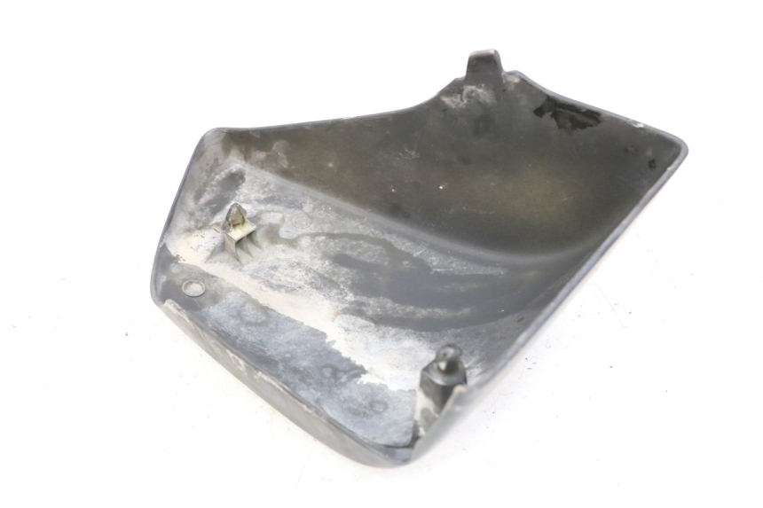 photo de CACHE SOUS SELLE GAUCHE HONDA VT C2 SHADOW 750 (1997 - 2001) - Autre angle de vue