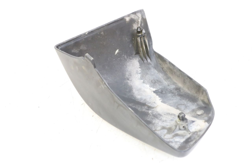 photo de CACHE SOUS SELLE GAUCHE HONDA VT C2 SHADOW 750 (1997 - 2001) - Gros plan technique