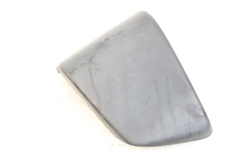photo de CACHE SOUS SELLE GAUCHE HONDA VT C2 SHADOW 750 (1997 - 2001) - Points de fixation