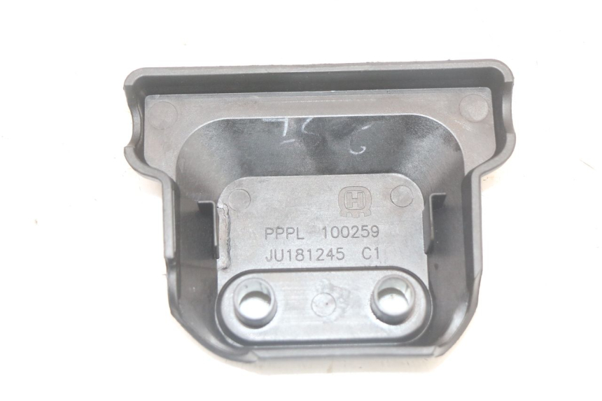 photo de CACHE SOUS SELLE GAUCHE HUSQVARNA SVARTPILEN 401 (2018 - 2023) - Zoom état d’usage