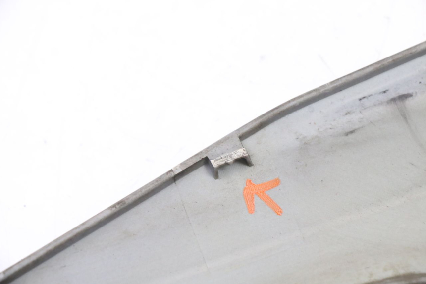 photo de CACHE SOUS SELLE GAUCHE SYM JET 14 4T 50 (2018 - 2022) - Gros plan technique